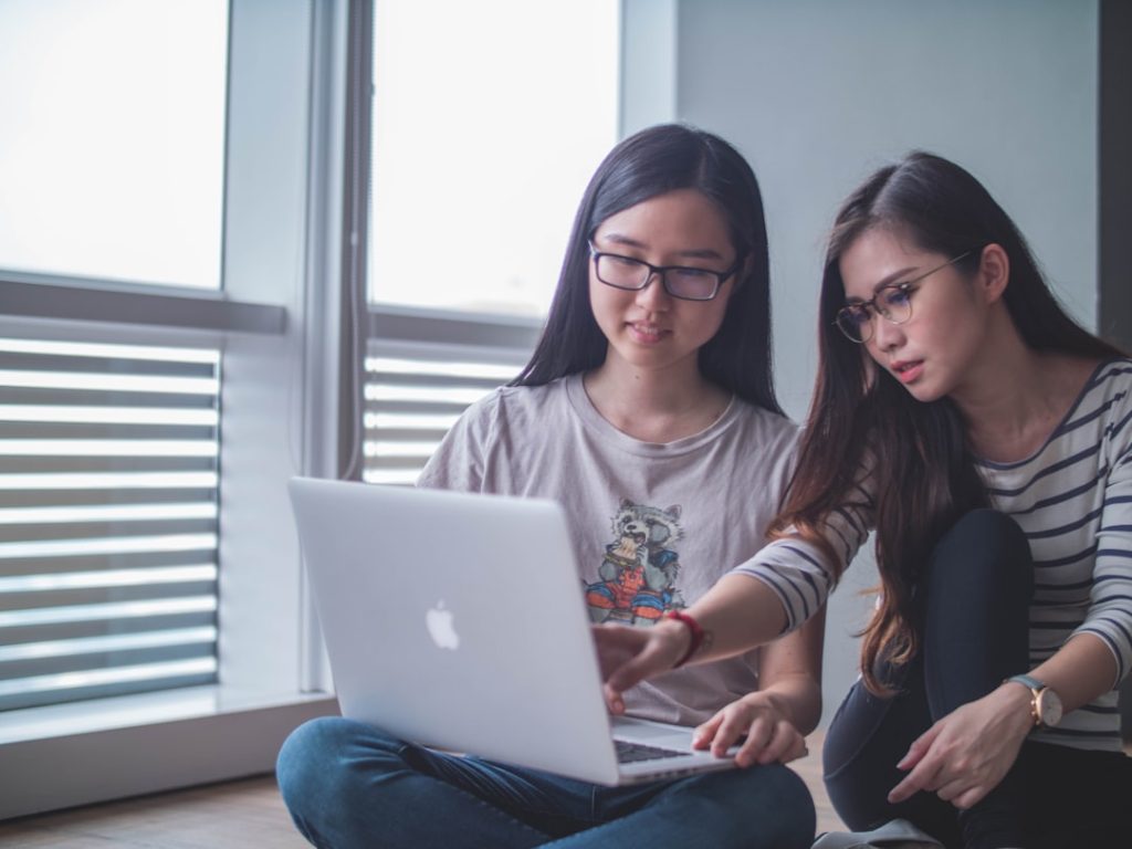 Photo Girl coding